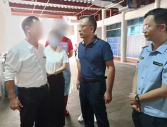 查组沉点查看食物原材料采购索证索票及进货检